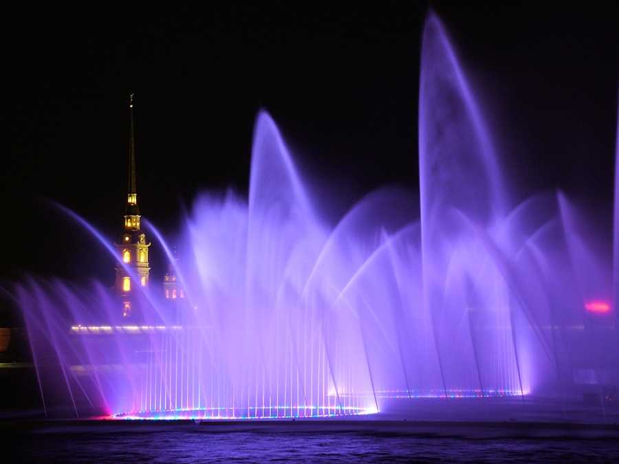 Фонтан Вращающийся шар - один из самых необычных и узнаваемых фонтанов в Петербурге Большой шар фонтана можно вращать, также фонтан показывает время и исполняет желания
