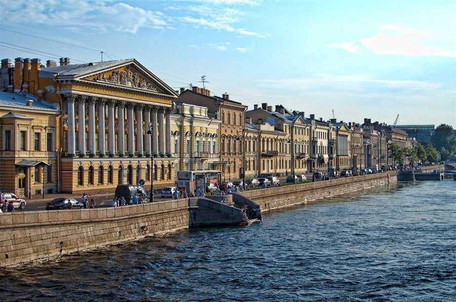 Английская набережная является одной из самых известных и красивых набережных Петербурга, а также входит в число парадных центральных невских набережных города