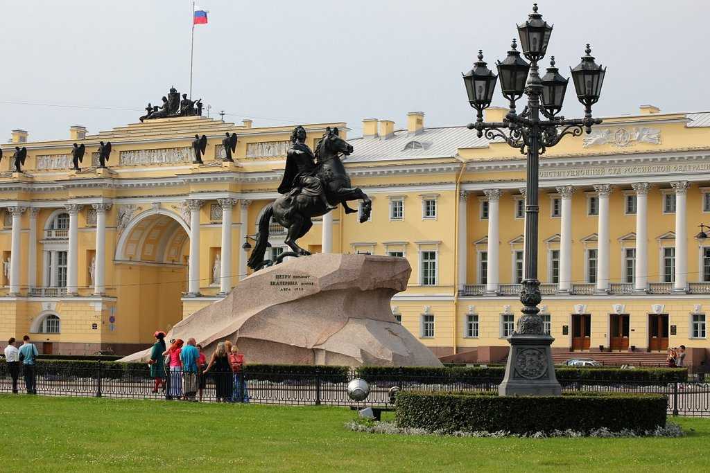 В Санкт-Петербурге немало прекрасных площадей, особое место среди которых занимают три старейшие исторические площади: Дворцовая, Исаакиевская и Сенатская, которые расположены в самом сердце северной столицы
