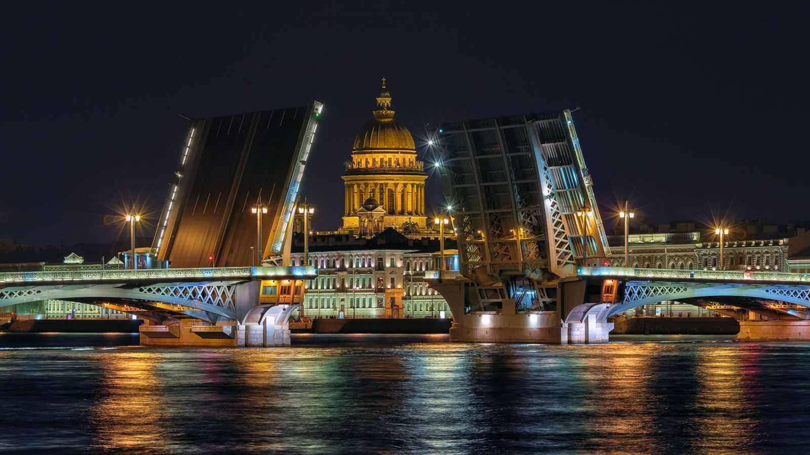Благовещенский мост - один из самых красивых и протяженных в Петербурге Этот мост был первой постоянной переправой через Неву Благовещенский мост является разводным