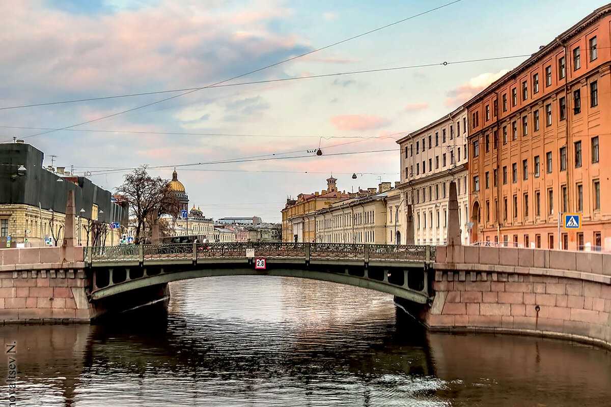 Поцелуев мост - один из самых знаковых мостов в Петербурге, который получил популярность и оброс легендами благодаря своему названию