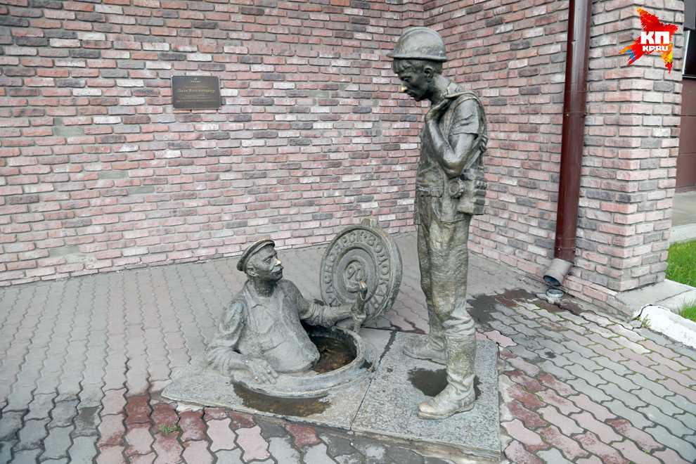 Памятник дворнику - скульптурная композиция, установленная в центре Петербурга в честь работников, поддерживающих чистоту в городе - дворников